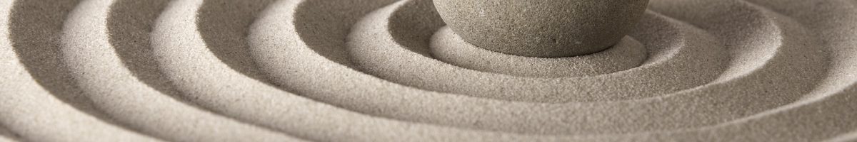 galet zen dans le sable avec cercles